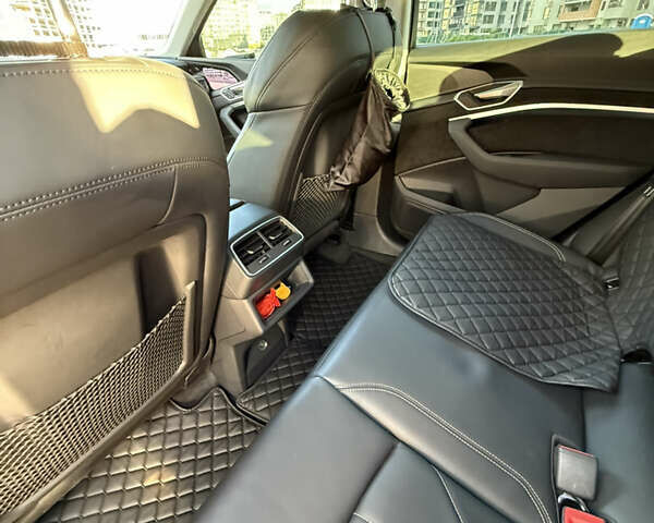 Красный Ауди E-Tron, объемом двигателя 0 л и пробегом 53 тыс. км за 43500 $, фото 13 на Automoto.ua