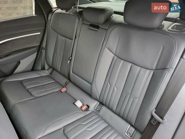 Червоний Ауді E-Tron, об'ємом двигуна 0 л та пробігом 51 тис. км за 46888 $, фото 62 на Automoto.ua