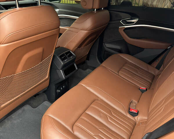 Ауди E-Tron, объемом двигателя 0 л и пробегом 18 тыс. км за 39590 $, фото 8 на Automoto.ua