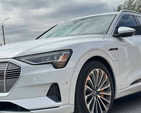 Ауди E-Tron, объемом двигателя 0 л и пробегом 61 тыс. км за 33700 $, фото 10 на Automoto.ua