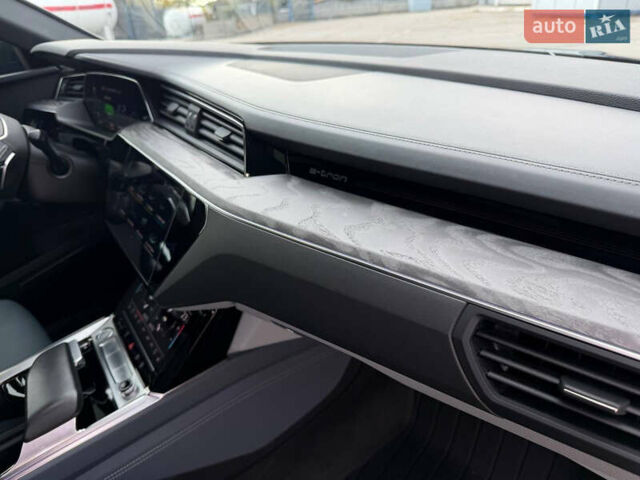 Ауди E-Tron, объемом двигателя 0 л и пробегом 83 тыс. км за 39000 $, фото 43 на Automoto.ua