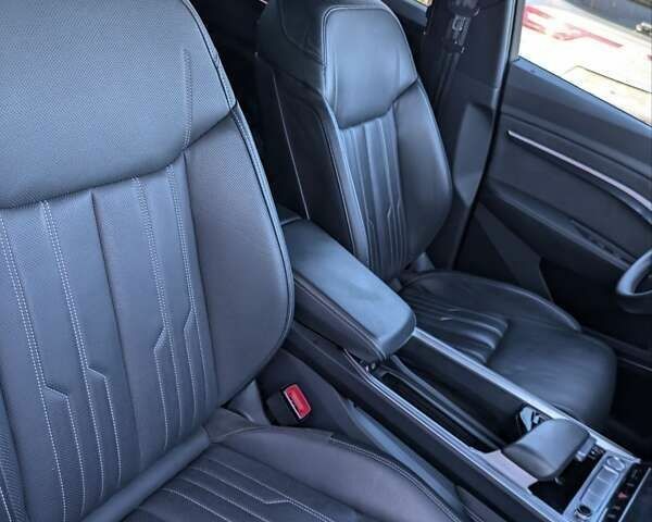 Ауди E-Tron, объемом двигателя 0 л и пробегом 73 тыс. км за 33900 $, фото 13 на Automoto.ua