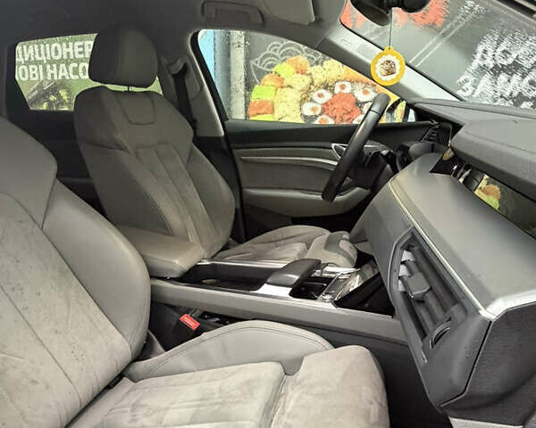 Ауди E-Tron, объемом двигателя 0 л и пробегом 26 тыс. км за 38900 $, фото 39 на Automoto.ua