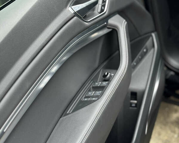 Ауди E-Tron, объемом двигателя 0 л и пробегом 95 тыс. км за 28750 $, фото 19 на Automoto.ua