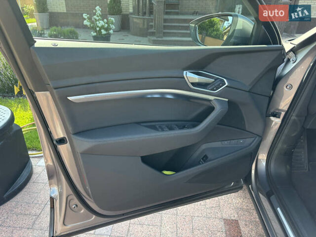 Ауди E-Tron, объемом двигателя 0 л и пробегом 40 тыс. км за 35000 $, фото 7 на Automoto.ua