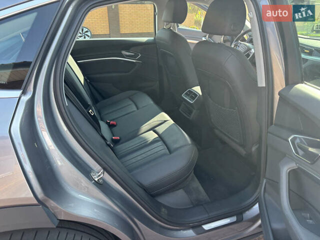 Ауди E-Tron, объемом двигателя 0 л и пробегом 40 тыс. км за 35000 $, фото 16 на Automoto.ua