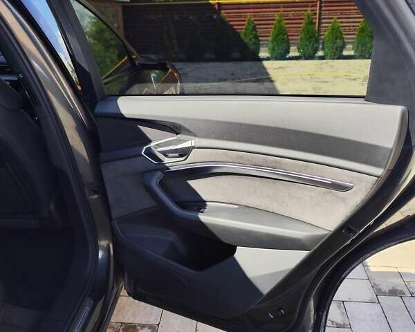 Ауди E-Tron, объемом двигателя 0 л и пробегом 97 тыс. км за 39000 $, фото 12 на Automoto.ua