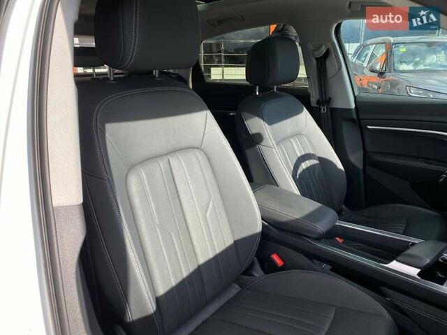 Ауди E-Tron, объемом двигателя 0 л и пробегом 81 тыс. км за 35900 $, фото 28 на Automoto.ua