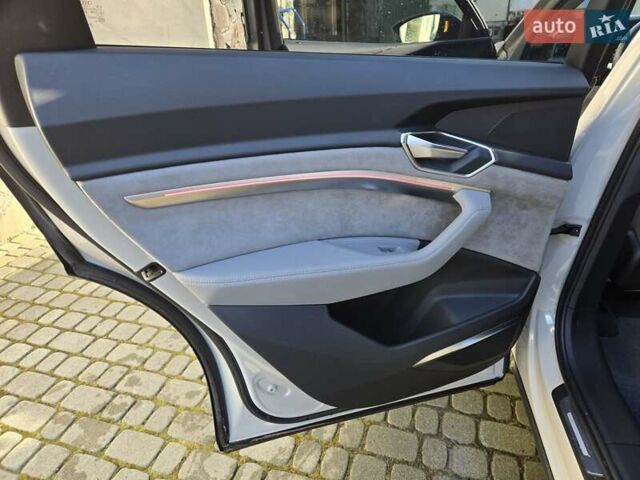 Желтый Ауди E-Tron, объемом двигателя 0 л и пробегом 49 тыс. км за 41500 $, фото 7 на Automoto.ua