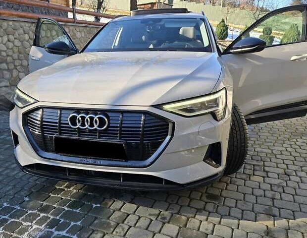 Желтый Ауди E-Tron, объемом двигателя 0 л и пробегом 49 тыс. км за 41500 $, фото 2 на Automoto.ua