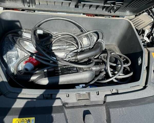 Серый Ауди E-Tron, объемом двигателя 0 л и пробегом 141 тыс. км за 27900 $, фото 11 на Automoto.ua