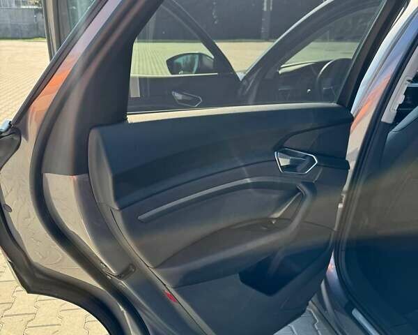 Серый Ауди E-Tron, объемом двигателя 0 л и пробегом 141 тыс. км за 27900 $, фото 68 на Automoto.ua