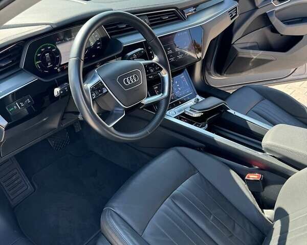 Серый Ауди E-Tron, объемом двигателя 0 л и пробегом 141 тыс. км за 27900 $, фото 82 на Automoto.ua