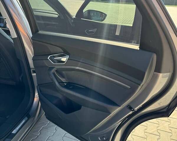 Серый Ауди E-Tron, объемом двигателя 0 л и пробегом 141 тыс. км за 27900 $, фото 64 на Automoto.ua