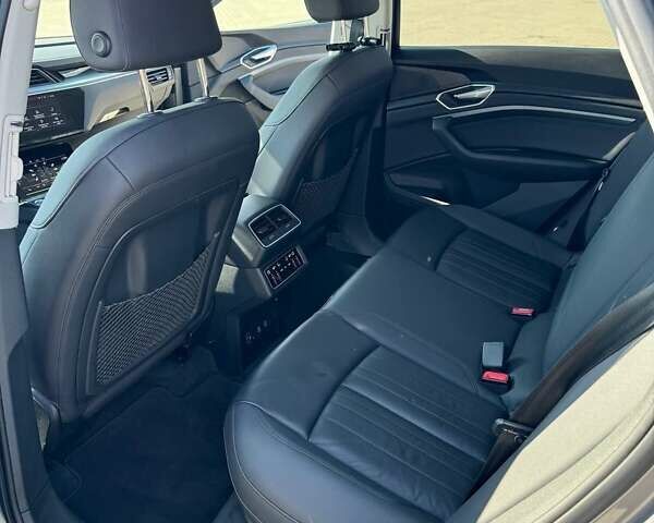 Серый Ауди E-Tron, объемом двигателя 0 л и пробегом 141 тыс. км за 27900 $, фото 69 на Automoto.ua