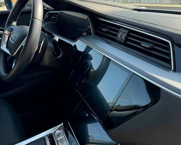 Серый Ауди E-Tron, объемом двигателя 0 л и пробегом 141 тыс. км за 27900 $, фото 34 на Automoto.ua