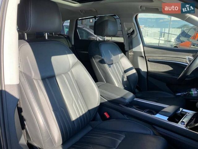 Сірий Ауді E-Tron, об'ємом двигуна 0 л та пробігом 66 тис. км за 32900 $, фото 28 на Automoto.ua