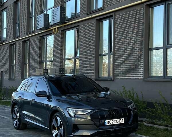 Серый Ауди E-Tron, объемом двигателя 0 л и пробегом 65 тыс. км за 48900 $, фото 2 на Automoto.ua