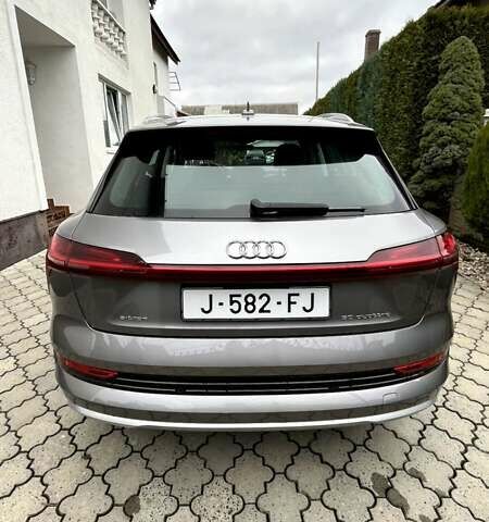 Серый Ауди E-Tron, объемом двигателя 0 л и пробегом 122 тыс. км за 27500 $, фото 2 на Automoto.ua