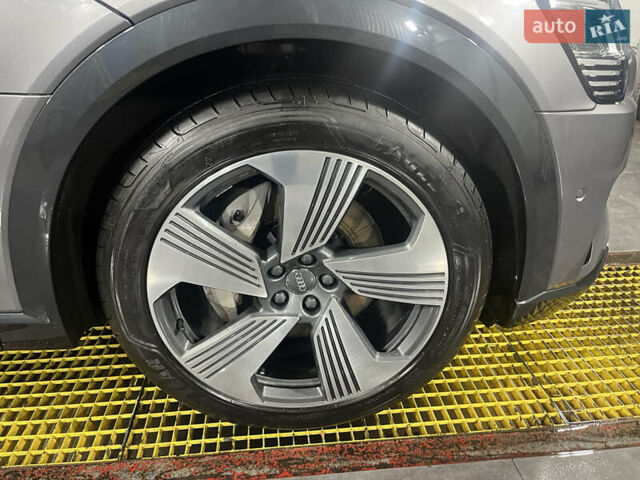 Серый Ауди E-Tron, объемом двигателя 0 л и пробегом 63 тыс. км за 39500 $, фото 3 на Automoto.ua