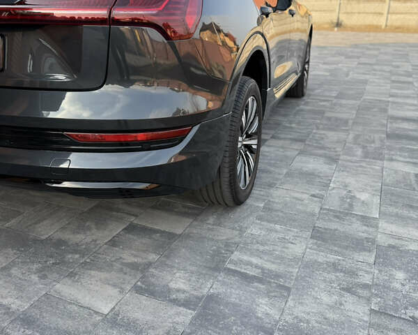 Серый Ауди E-Tron, объемом двигателя 0 л и пробегом 103 тыс. км за 31500 $, фото 7 на Automoto.ua