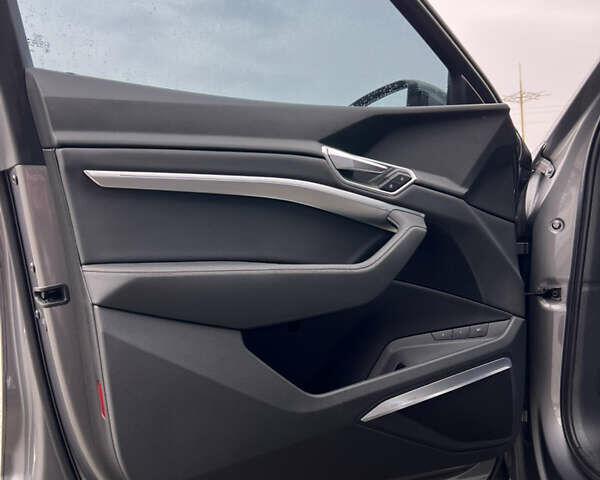 Ауди E-Tron 2019 в Снятине на Automoto.ua Серый Ауди E-Tron, объемом двигателя 0 л и пробегом 95 тыс. км за 28100 $, фото 16 на Automoto.ua