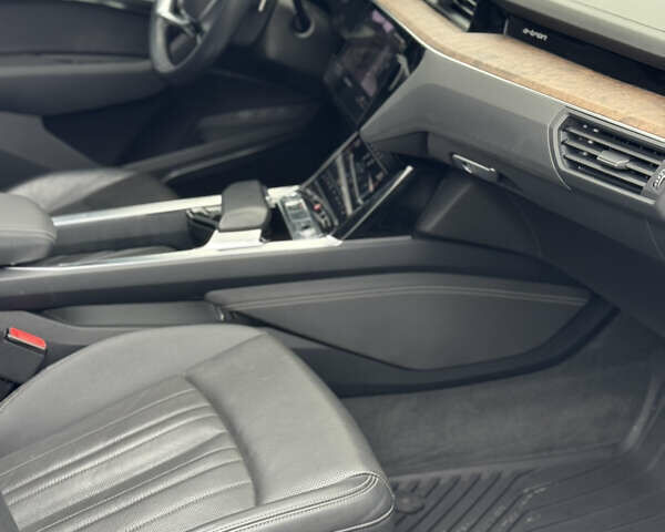 Сірий Ауді E-Tron, об'ємом двигуна 0 л та пробігом 69 тис. км за 32500 $, фото 26 на Automoto.ua