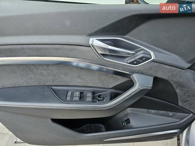 Серый Ауди E-Tron, объемом двигателя 0 л и пробегом 121 тыс. км за 27700 $, фото 24 на Automoto.ua