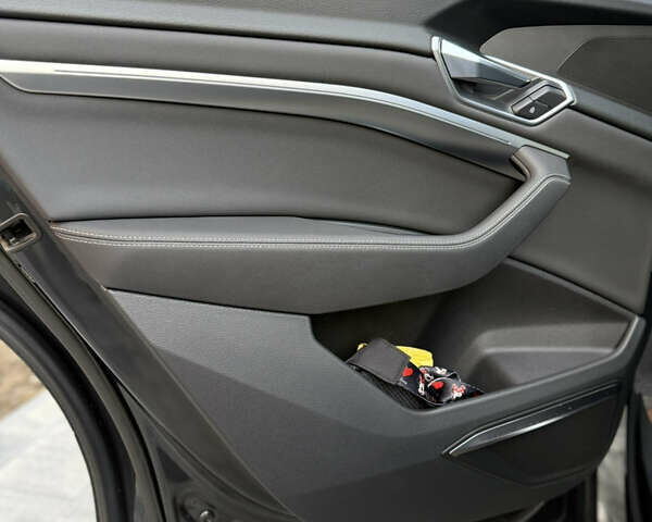 Серый Ауди E-Tron, объемом двигателя 0 л и пробегом 103 тыс. км за 31500 $, фото 17 на Automoto.ua