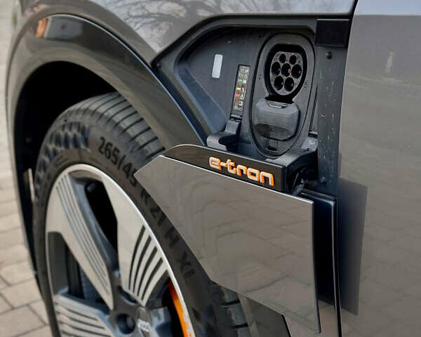 Сірий Ауді E-Tron, об'ємом двигуна 0 л та пробігом 75 тис. км за 34300 $, фото 4 на Automoto.ua