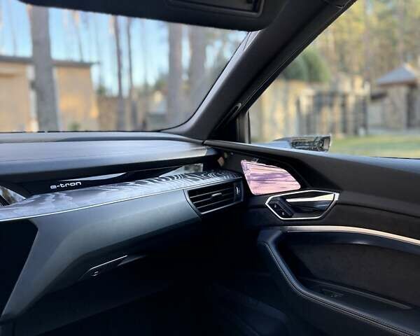 Серый Ауди E-Tron, объемом двигателя 0 л и пробегом 83 тыс. км за 32700 $, фото 24 на Automoto.ua