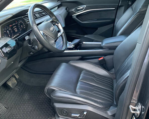 Серый Ауди E-Tron, объемом двигателя 0 л и пробегом 159 тыс. км за 25800 $, фото 33 на Automoto.ua