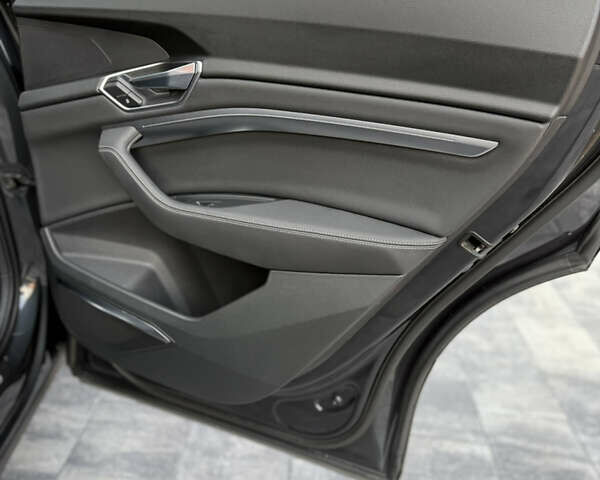 Серый Ауди E-Tron, объемом двигателя 0 л и пробегом 103 тыс. км за 31500 $, фото 13 на Automoto.ua