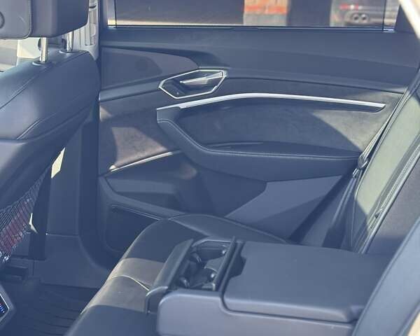 Серый Ауди E-Tron, объемом двигателя 0 л и пробегом 68 тыс. км за 31500 $, фото 29 на Automoto.ua