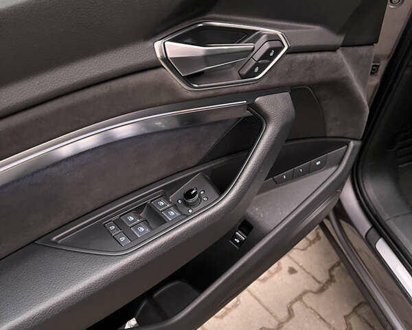 Серый Ауди E-Tron, объемом двигателя 0 л и пробегом 86 тыс. км за 31000 $, фото 22 на Automoto.ua