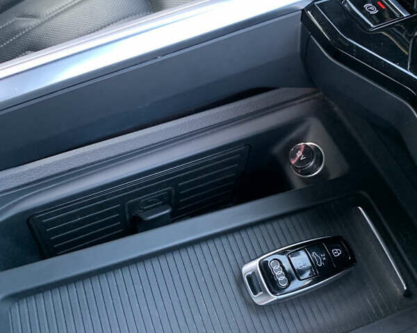 Серый Ауди E-Tron, объемом двигателя 0 л и пробегом 159 тыс. км за 25800 $, фото 37 на Automoto.ua