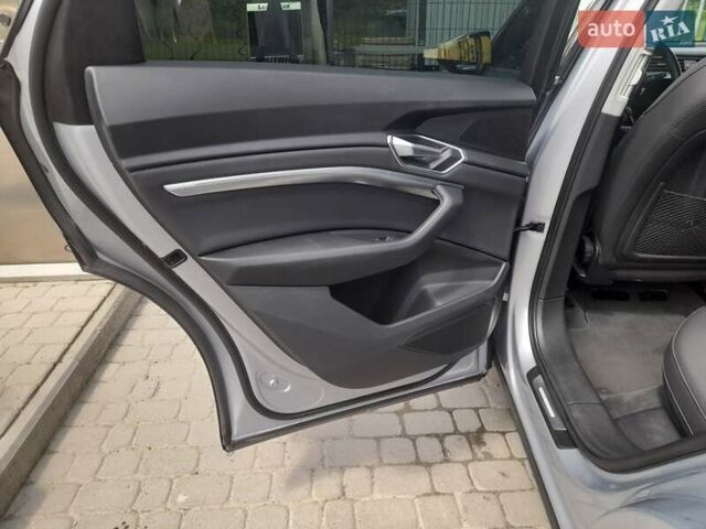 Серый Ауди E-Tron, объемом двигателя 0 л и пробегом 88 тыс. км за 27399 $, фото 17 на Automoto.ua