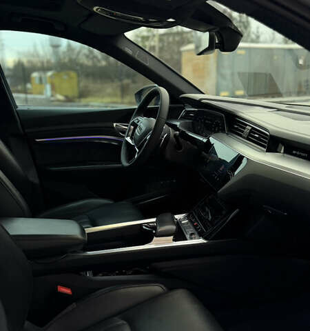 Сірий Ауді E-Tron, об'ємом двигуна 0 л та пробігом 75 тис. км за 34300 $, фото 46 на Automoto.ua