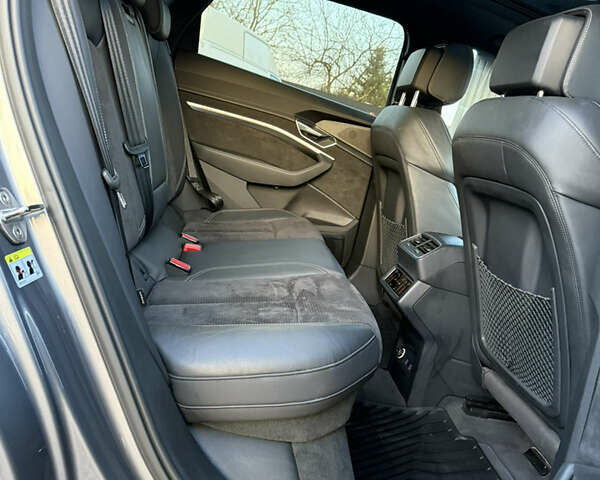 Серый Ауди E-Tron, объемом двигателя 0 л и пробегом 155 тыс. км за 27750 $, фото 31 на Automoto.ua