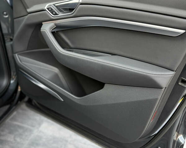 Серый Ауди E-Tron, объемом двигателя 0 л и пробегом 103 тыс. км за 31500 $, фото 10 на Automoto.ua