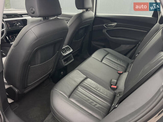 Серый Ауди E-Tron, объемом двигателя 0 л и пробегом 124 тыс. км за 22800 $, фото 4 на Automoto.ua