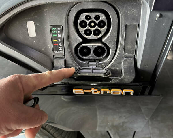Серый Ауди E-Tron, объемом двигателя 0 л и пробегом 104 тыс. км за 31499 $, фото 41 на Automoto.ua