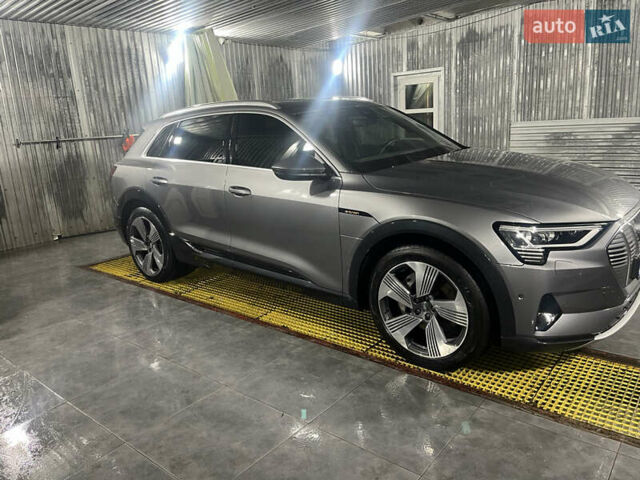 Серый Ауди E-Tron, объемом двигателя 0 л и пробегом 63 тыс. км за 39500 $, фото 2 на Automoto.ua
