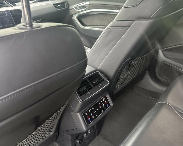 Серый Ауди E-Tron, объемом двигателя 0 л и пробегом 41 тыс. км за 29500 $, фото 9 на Automoto.ua