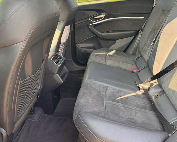 Серый Ауди E-Tron, объемом двигателя 0 л и пробегом 85 тыс. км за 26690 $, фото 3 на Automoto.ua