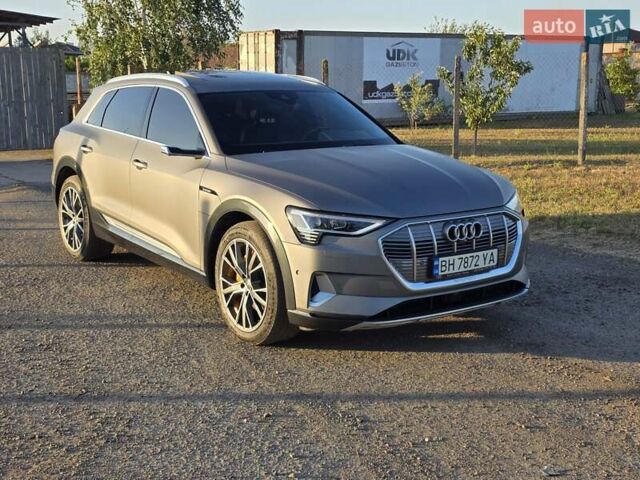 Серый Ауди E-Tron, объемом двигателя 0 л и пробегом 172 тыс. км за 30999 $, фото 2 на Automoto.ua