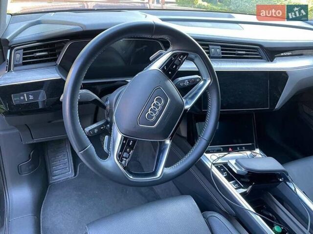 Серый Ауди E-Tron, объемом двигателя 0 л и пробегом 35 тыс. км за 53900 $, фото 2 на Automoto.ua
