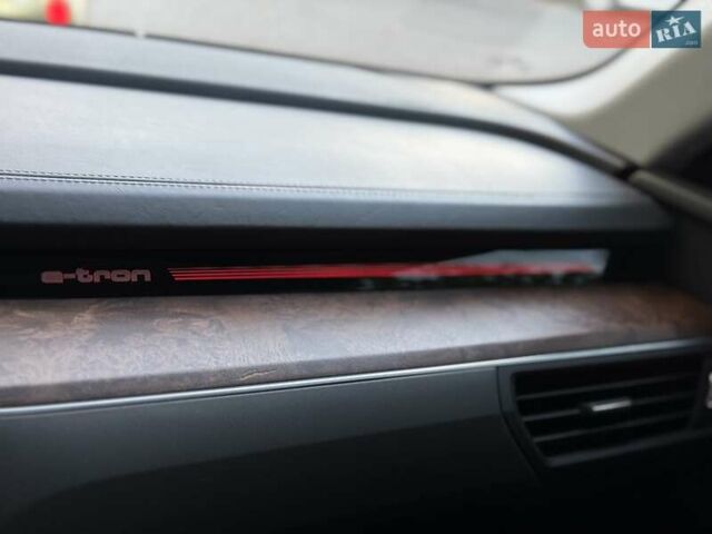 Серый Ауди E-Tron, объемом двигателя 0 л и пробегом 68 тыс. км за 31500 $, фото 32 на Automoto.ua