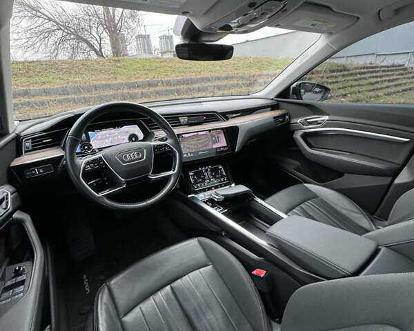 Сірий Ауді E-Tron, об'ємом двигуна 0 л та пробігом 69 тис. км за 32500 $, фото 30 на Automoto.ua