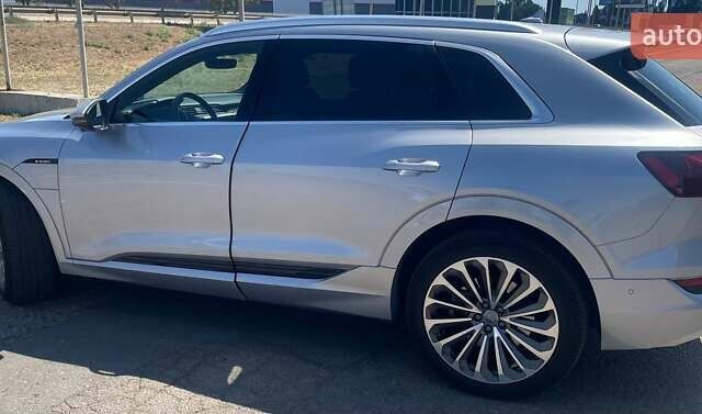 Серый Ауди E-Tron, объемом двигателя 0 л и пробегом 97 тыс. км за 34500 $, фото 3 на Automoto.ua